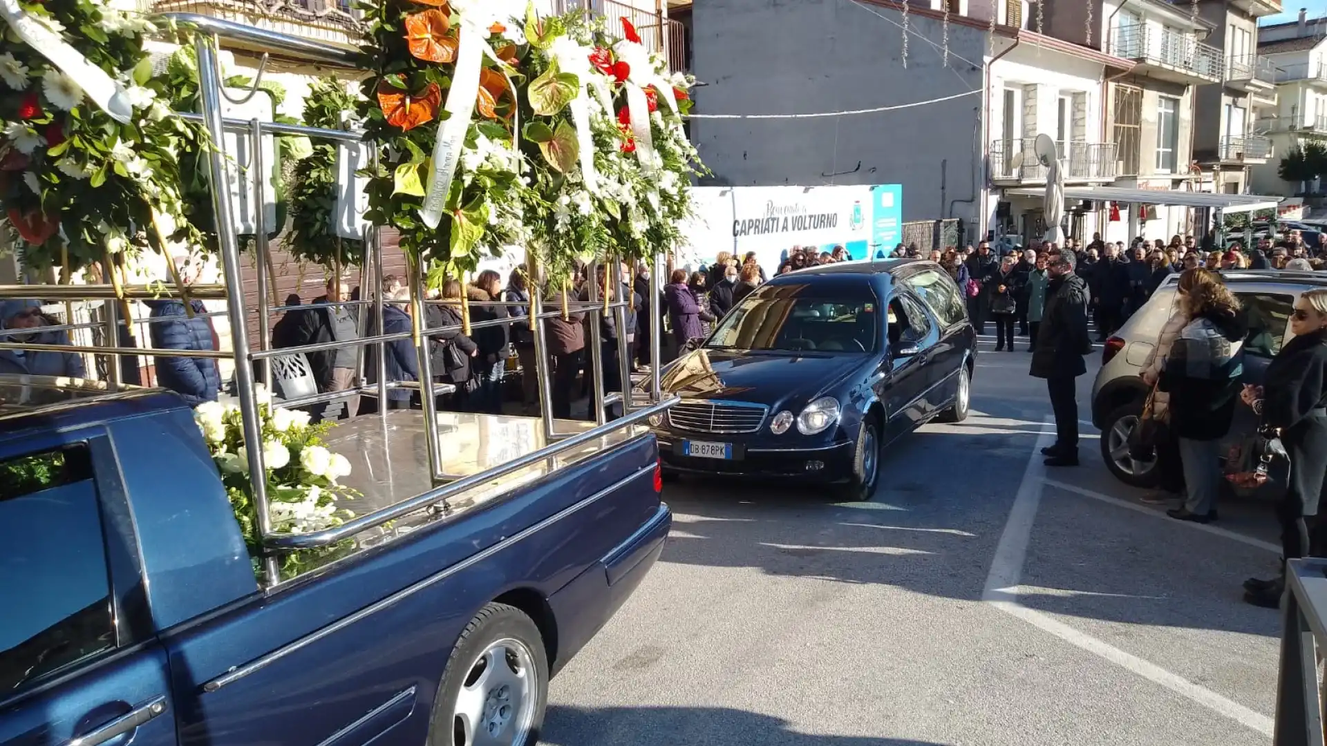 Capriati al Volturno: il paese saluta per l’ultima volta Vincenzo Testa. Una folla commossa in Piazza Roma.